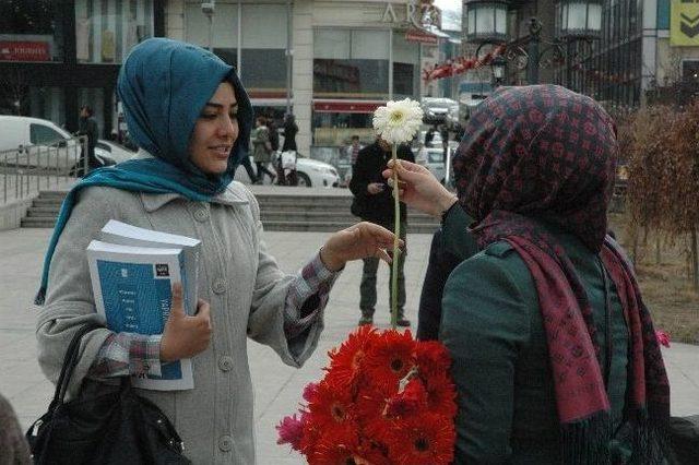 Ak Parti Yakutiye Kadın Kolları, Kadınlar Gününde Çiçek Dağıttı