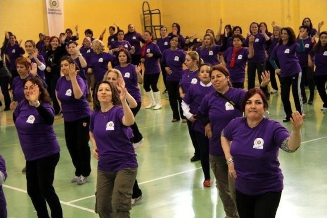 Gaziemirli Kadınlardan &lsquo;şiddete Hayır&rsquo; Dansı