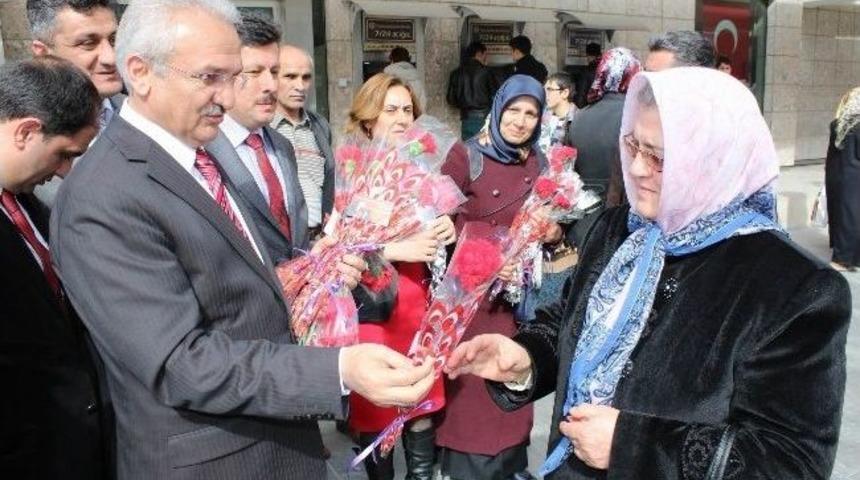 Başsoy Kadınlara Karanfil Dağıttı