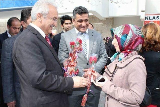 Başsoy Kadınlara Karanfil Dağıttı 1