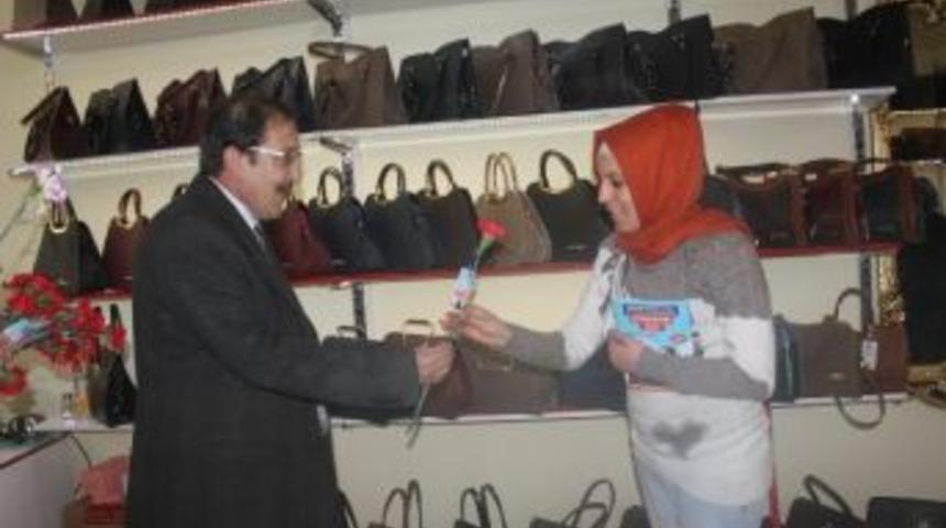 Başkan Bulutlar Ve Milletvekili &Ccedil;ığlık, Kadınlara Karanfil Dağıttı