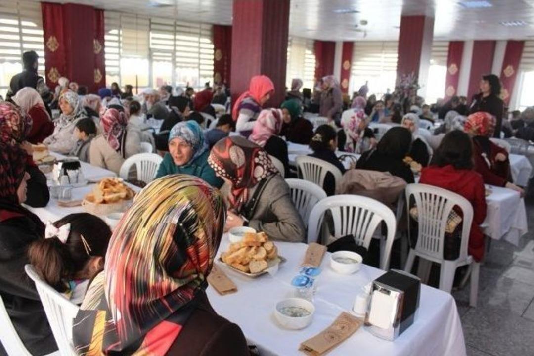 Ak Parti Tuşba Kadın Kolları Kadınlar G&uuml;n&uuml;n&uuml; Engelli &Ccedil;ocuk Anneleriyle Kutladı