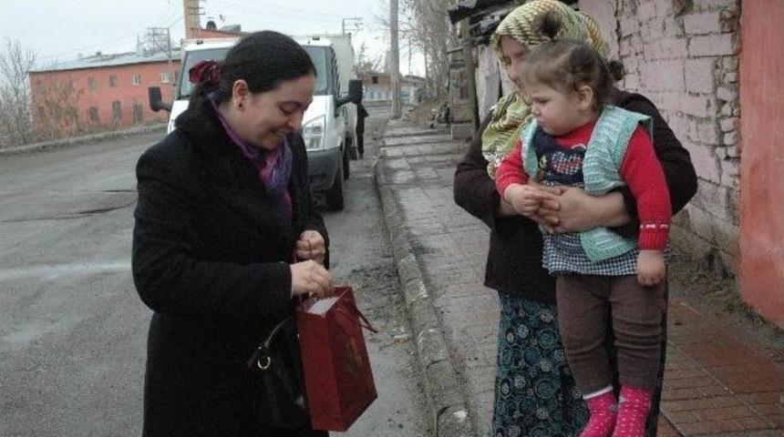 Erzurum&rsquo;da Yılın Annesine Beyaz Eşya Verildi