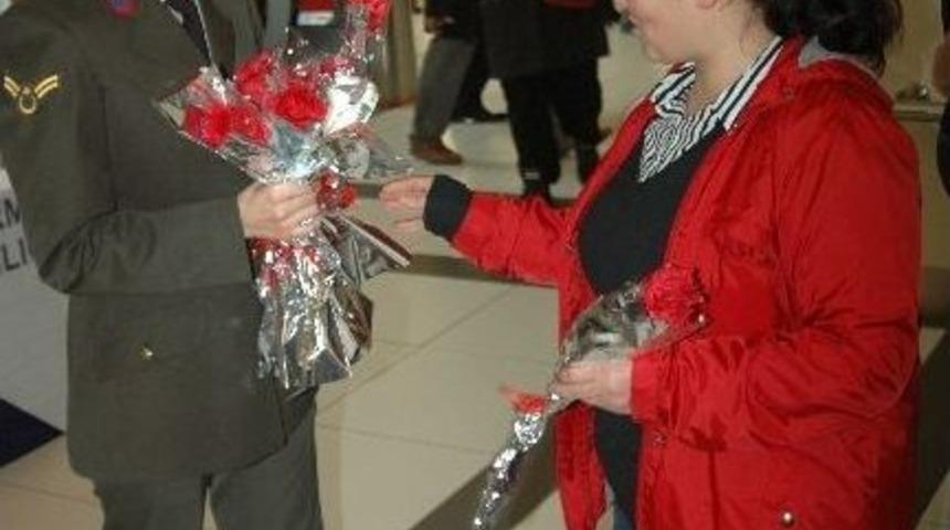 Jandarmadan Kadınlara Karanfil