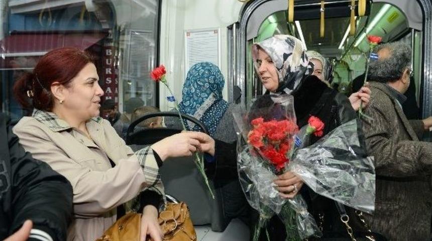 Kadınlar G&uuml;n&uuml; &Ccedil;i&ccedil;eklerle Kutlandı
