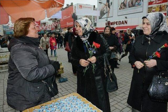 Kadınlar Günü Çiçeklerle Kutlandı