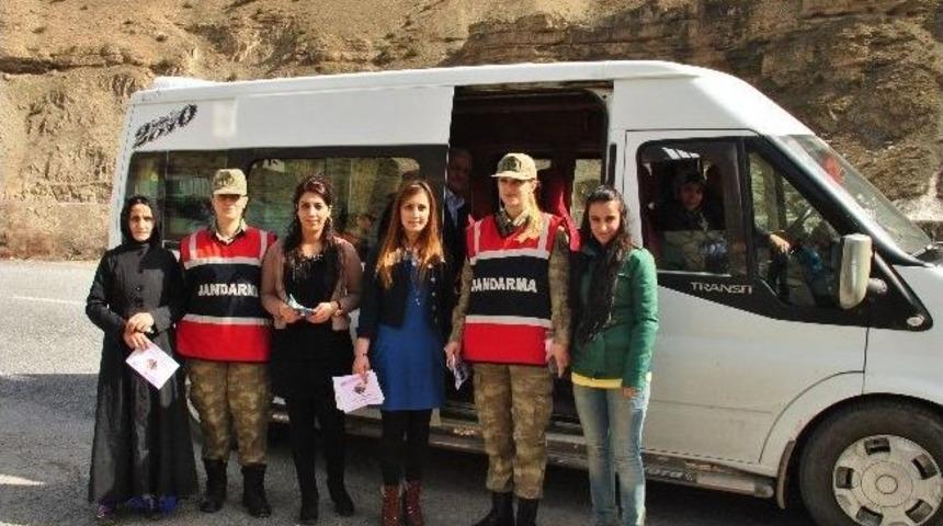 Kadın Jandarma Ekipleri Kara Yolunda Hediyeler Dağıttı