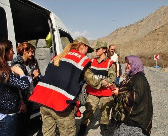 Kadın Jandarma Ekipleri Kara Yolunda Hediyeler Dağıttı 1