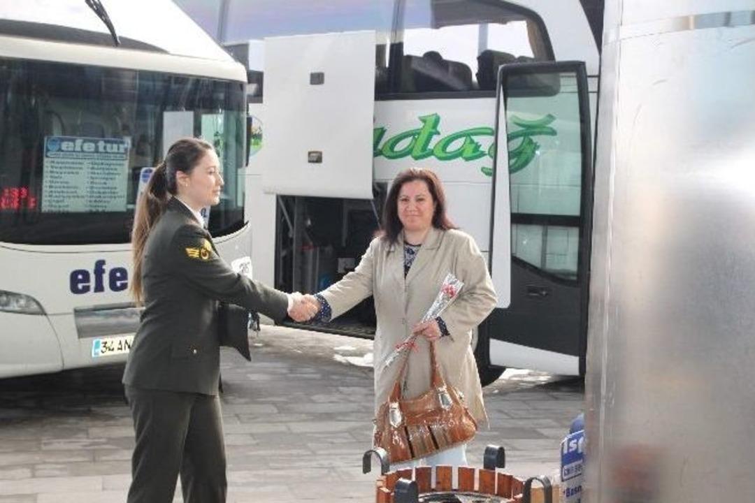8 Martı Yolda Ge&ccedil;iren Kadınların G&uuml;n&uuml;n&uuml;, Jandarma Kutladı