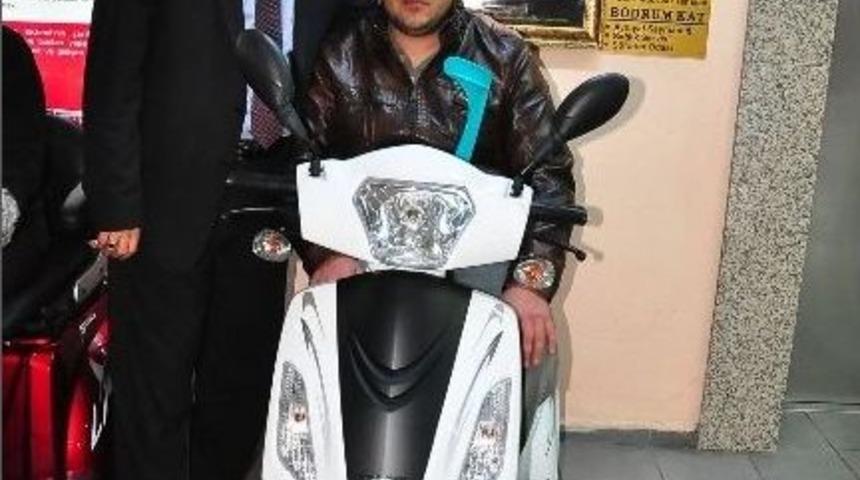 Başkan Alıcık, Engelli İlhan Bayar&rsquo;ı Sevindirdi