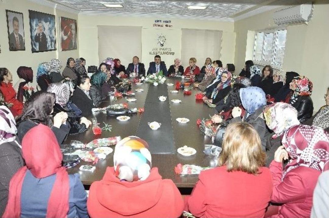 Tahsin Babaş&rsquo;tan Kadınlara Karanfilli Kutlama