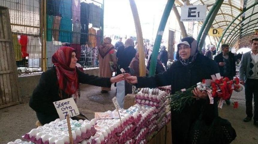 Kadınlar, G&uuml;n&uuml;n&uuml; Karanfil Dağıtarak Kutladı