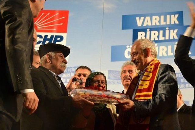 Kılıçdaroğlu'na Chp Yazılı Kayısı Hediye Edildi