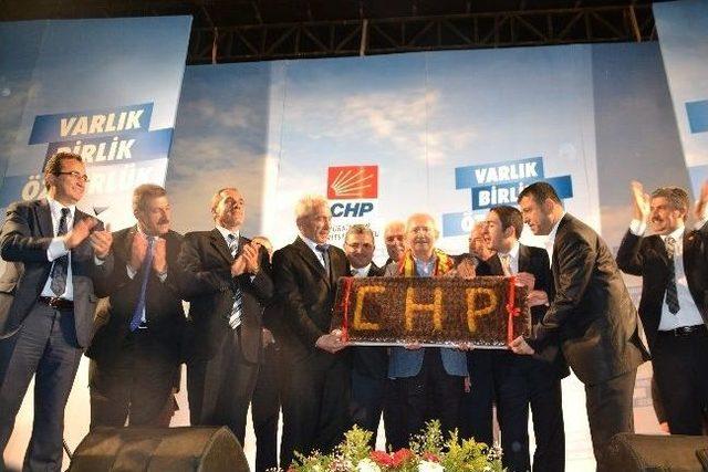 Kılıçdaroğlu'na Chp Yazılı Kayısı Hediye Edildi