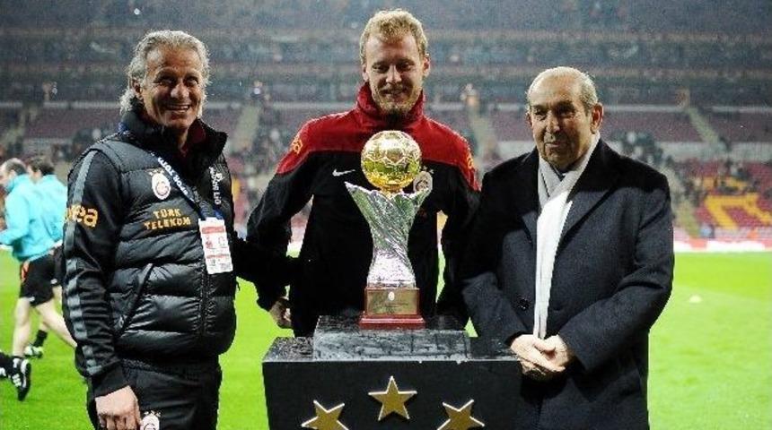 Semih Kaya'ya Plaket Verildi