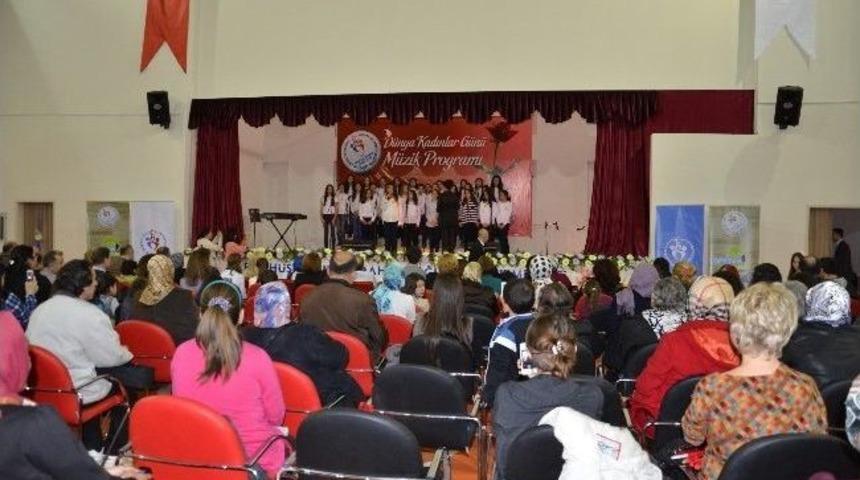 Bafra Gen&ccedil;lik Merkezi'nde Kadınlar G&uuml;n&uuml; Kutlaması