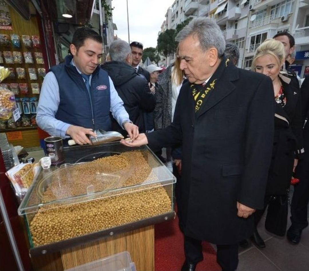 İzmir B&uuml;y&uuml;kşehir Belediye Başkanı Kocaoğlu Se&ccedil;im B&uuml;rosu A&ccedil;tı