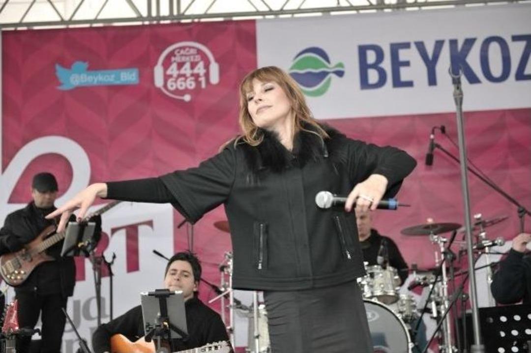 8 Mart D&uuml;nya Kadınlar G&uuml;n&uuml;&rsquo;nde Funda Arar Coşkusu