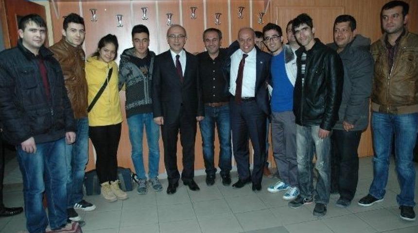 İşitme Engelli Sporculardan Bakan Elvan&rsquo;a Forma