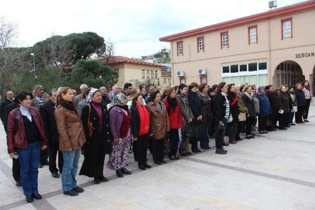 Bergama'da Coşkulu Kadınlar G&uuml;n&uuml; Kutlaması