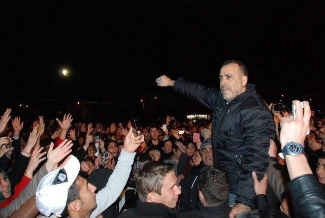 Didim’de Kadınlar Gününde Haluk Levent Konseri