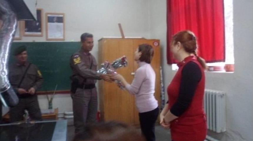 Bayanlardan Jandarmanın Jestine Hediyeli Destek