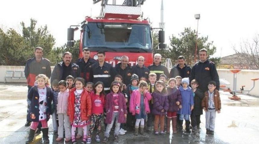 Anaokulu &Ouml;ğrencileri İtfaiye M&uuml;d&uuml;rl&uuml;ğ&uuml;n&uuml; Ziyaret Etti