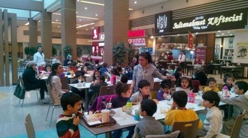 Sultanahmet K&ouml;ftecisi&rsquo;nden Miniklere Ziyafet