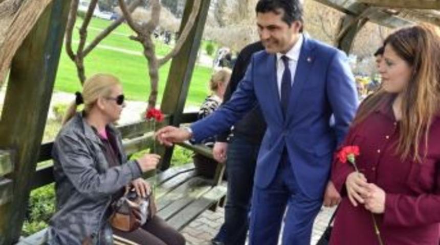 Karaarslan Kadınlara Karanfil Dağıttı