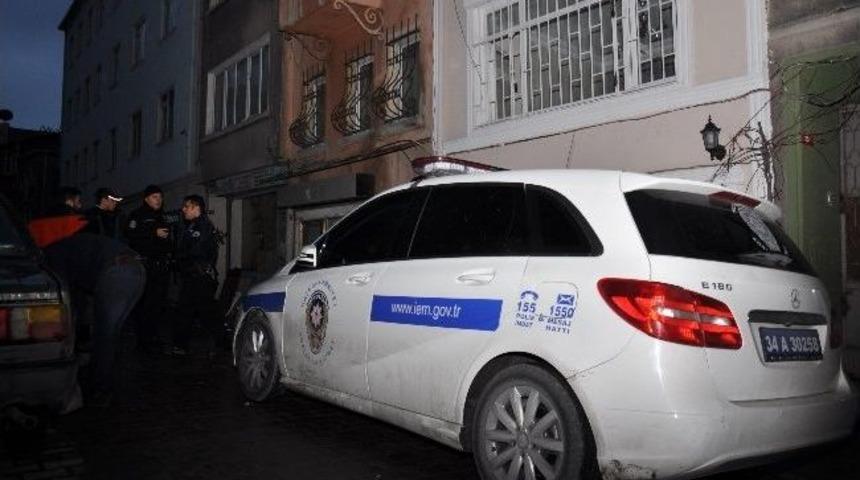 Beyoğlu'nda İki Kişi Başından Tabancayla Vurularak &Ouml;ld&uuml;r&uuml;ld&uuml;