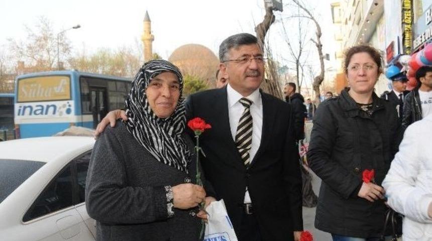 Belediye Başkanı Akdoğan Kadınlara Karanfil Dağıttı