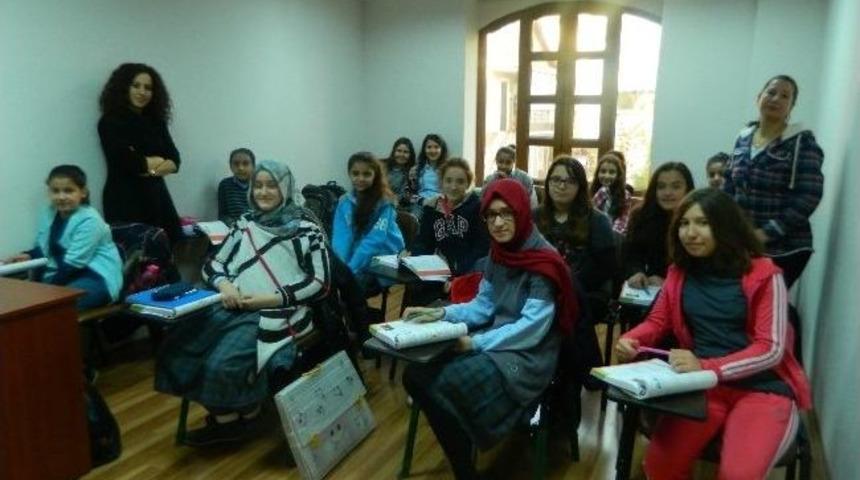 İzmit'te Et&uuml;t Merkezlerinde Bin 30 &Ouml;ğrenci Eğitim G&ouml;r&uuml;yor