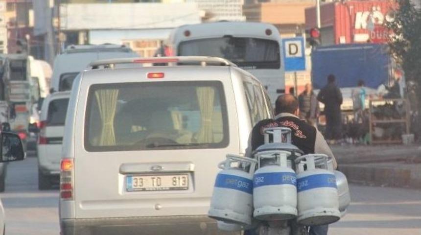 Motosikletle Biri Kucağında 7 Mutfak T&uuml;p&uuml; Taşıdı