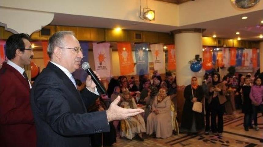 Ak Partili &Ouml;zsoy, Kadınlara Karanfil Dağıttı