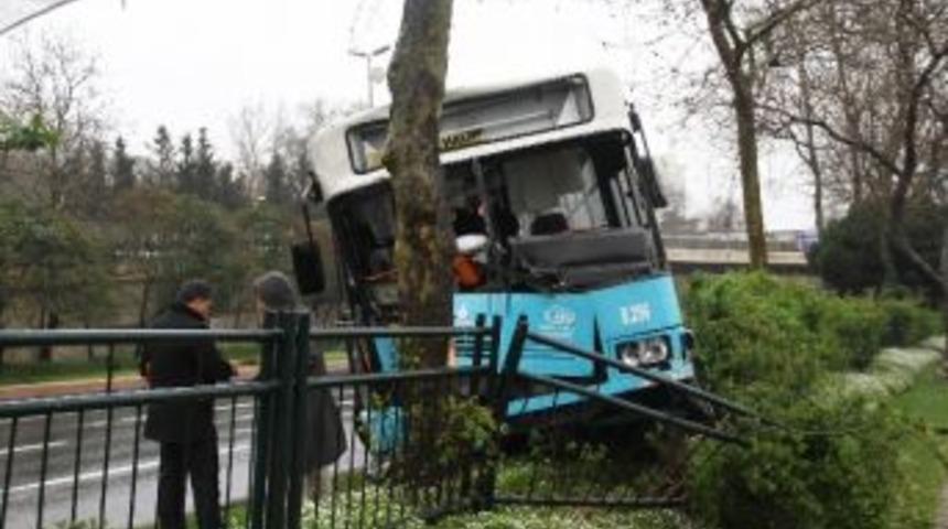 Halk Otob&uuml;s&uuml; Yağmur Nedeniyle Kayganlaşan Yolda Bariyerlere Girdi