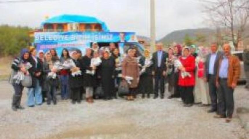 Ak Partili Kadınlardan 10 Bin Karanfil