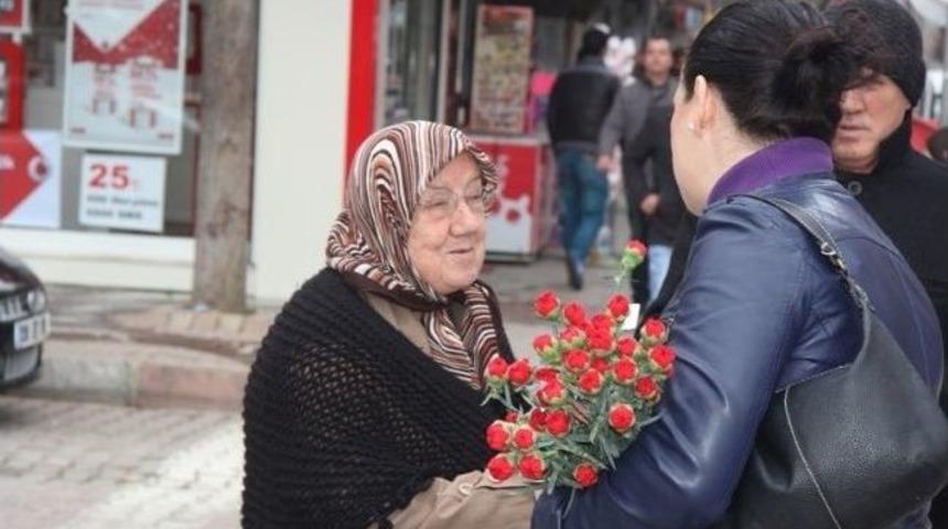 Kırklareli Belediyesi&rsquo;nden Kadınlara Karanfil