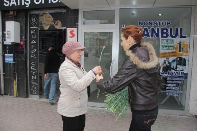 Kırklareli Belediyesi’nden Kadınlara Karanfil