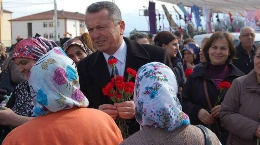 Kantarcı Kadınlar G&uuml;n&uuml;nde Karanfil Dağıttı