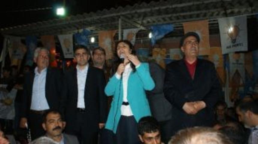 Ak Parti Miletvekili Mine L&ouml;k Beyaz &Ccedil;ermik&rsquo;te Halka Seslendi