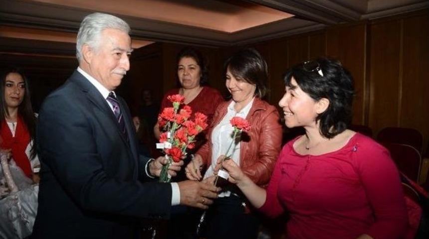 Aldırmaz&rsquo;dan Kadınlara Karanfil