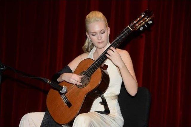 Aldırmaz’dan Kadınlara Karanfil 1