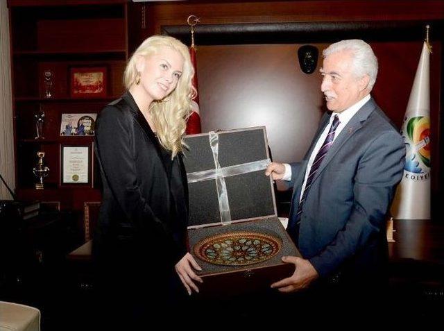 Aldırmaz’dan Kadınlara Karanfil 3