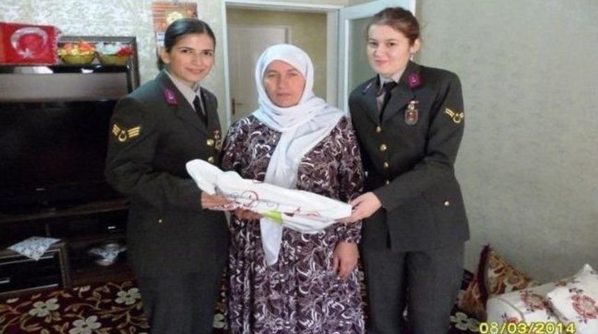 Şırnak&rsquo;ta Jandarma Ekiplerinden Kadın, Şehit Yakınları Ve Gazilere Ziyaret