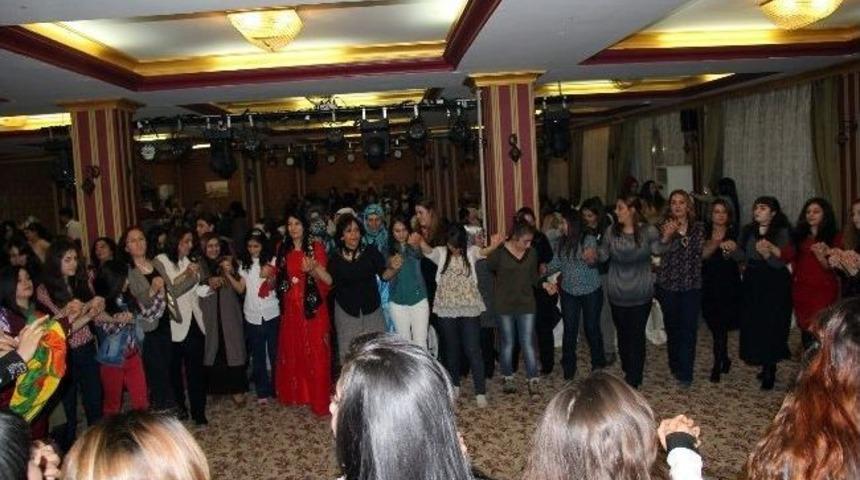 Kadınlar 8 Mart&rsquo;ı Halaylarla Kutladı