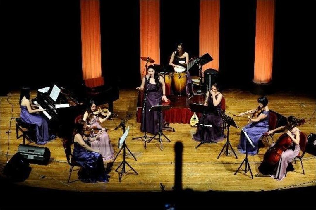 8 Mart&rsquo;ta Karşıyaka&rsquo;da Sahne De K&uuml;rs&uuml; De Kadınlarındı