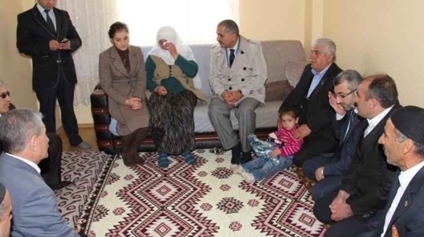 Vali Ko&ccedil;ak, 4 Yıl &Ouml;nce Depremin Vurduğu K&ouml;y&uuml; Ziyaret Etti