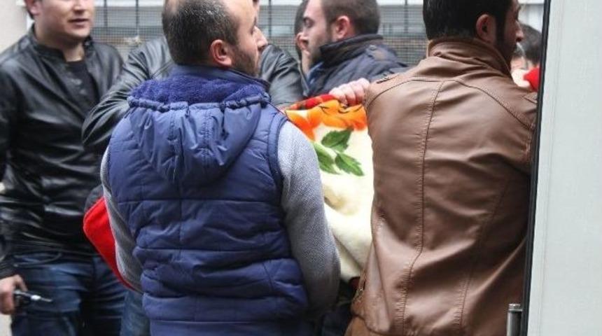 Kardeşinin G&ouml;z&uuml; &Ouml;n&uuml;nde &Ouml;ld&uuml;rd&uuml;