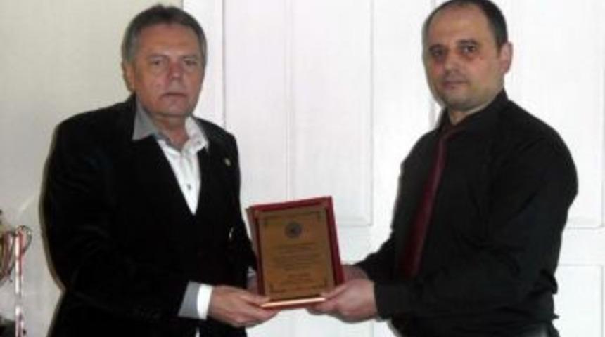 Kıyı Ege Belediyeler Birliği&rsquo;nden Başkan T&uuml;rk&ouml;zen&rsquo;e Plaket