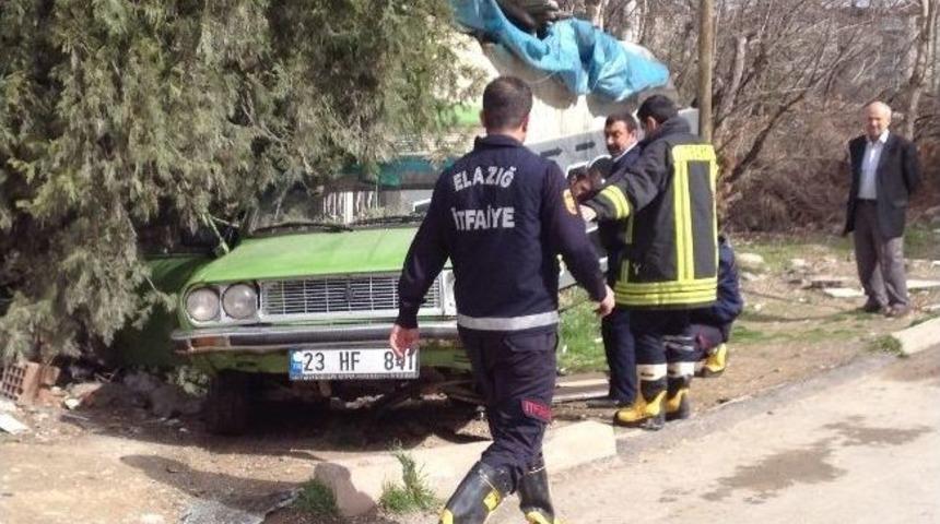 İki Otomobil &Ccedil;arpıştı: 3 Yaralı